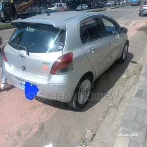 Toyota Yaris Base Sedan 4dr 2010 Silver