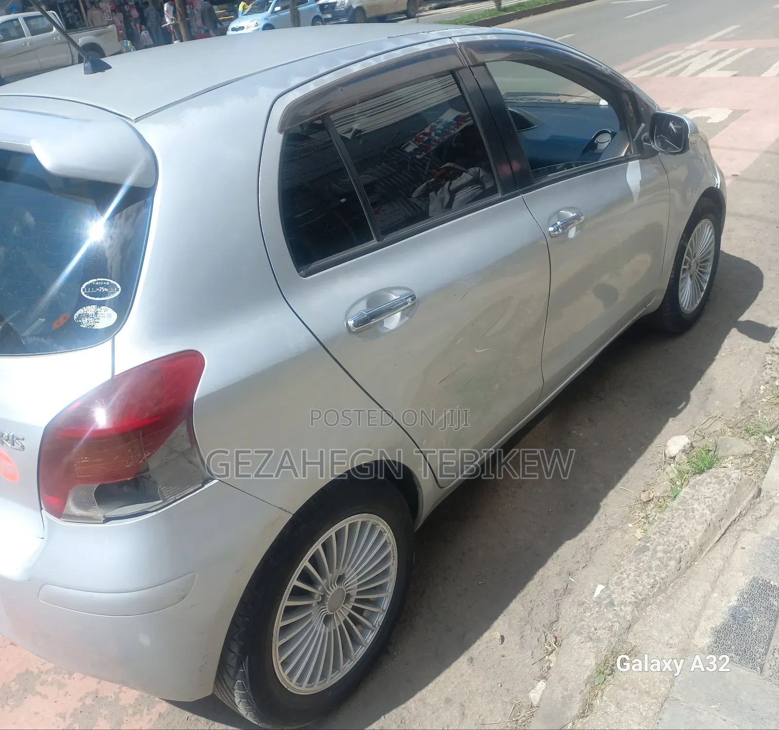 Toyota Yaris Base Sedan 4dr 2010 Silver