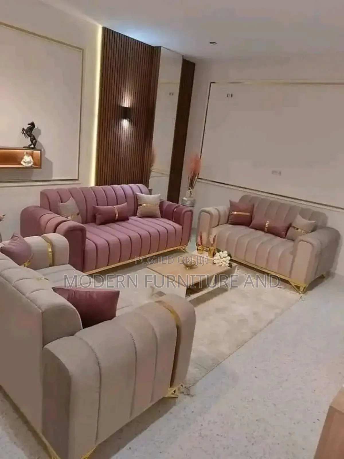 Luxurious Sofa-Perfect for Any Living Room