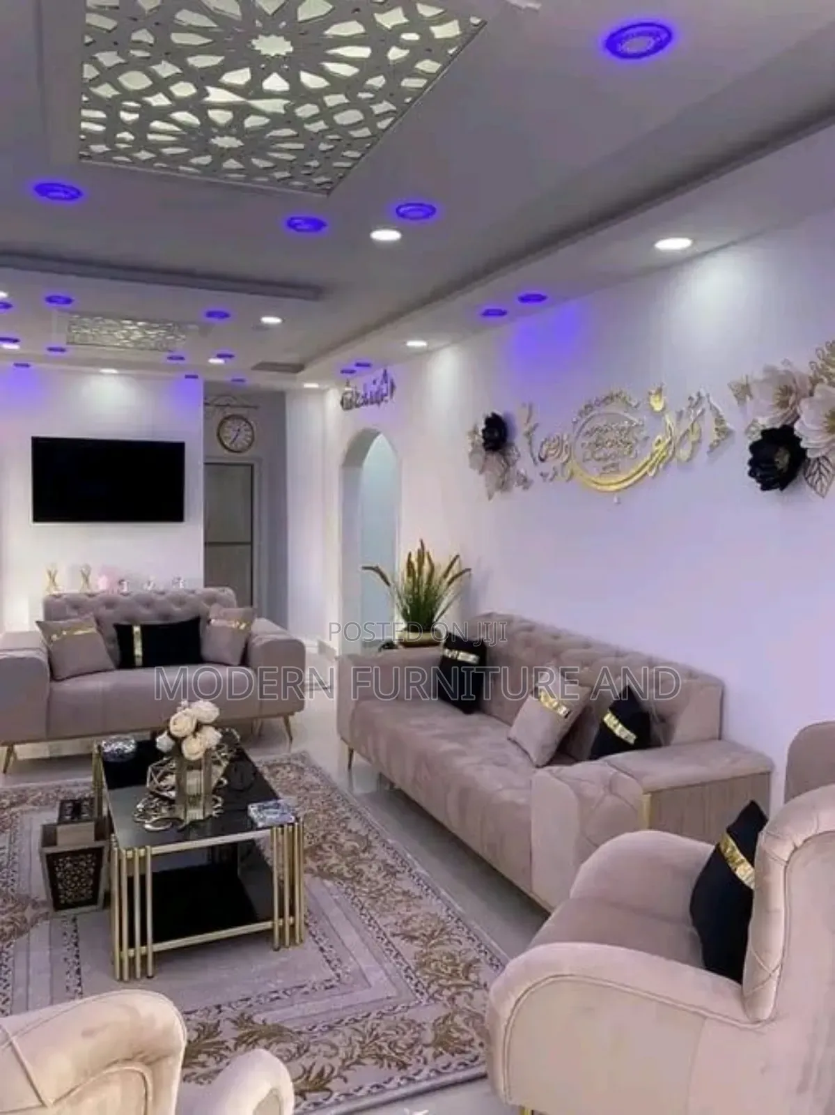 Luxurious Sofa-Perfect for Any Living Room