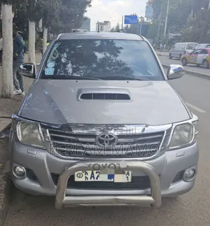 Photo - Toyota Hilux 2015 Silver
