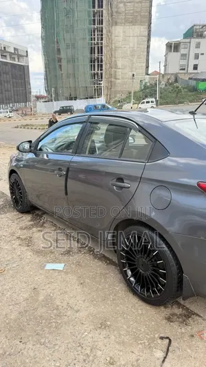 Photo - Toyota Yaris 2016 Gray