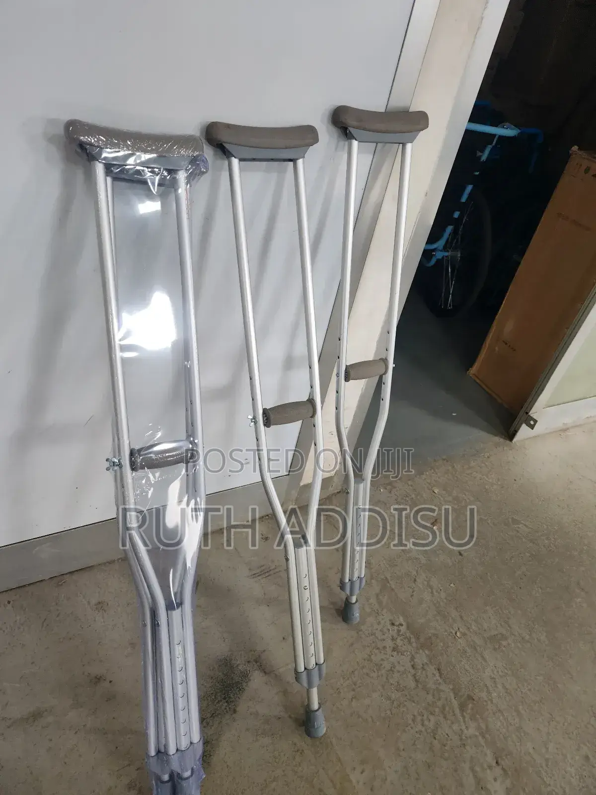 Axillary Bilateral Crutches名為crutches參加crutches㫵你axillary Crutches