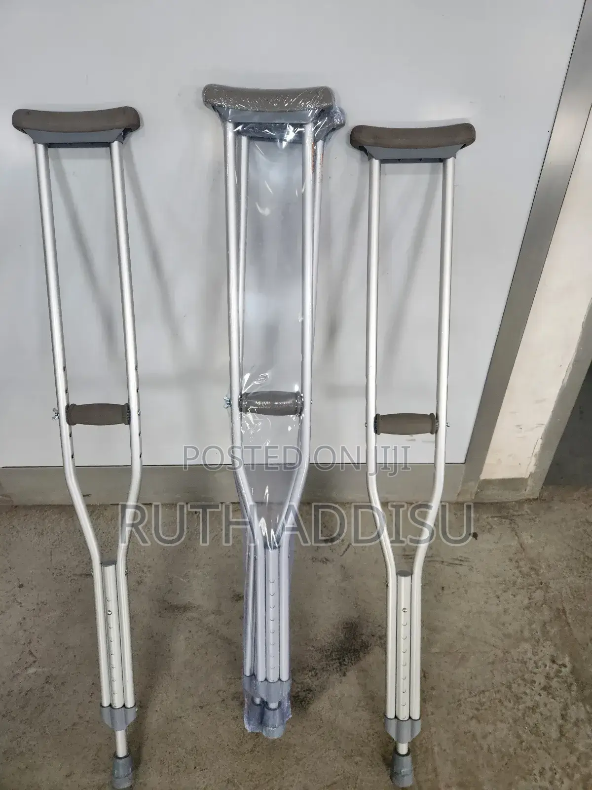 Axillary Bilateral Crutches軍事axillary Bilateral Crutches延續crutches