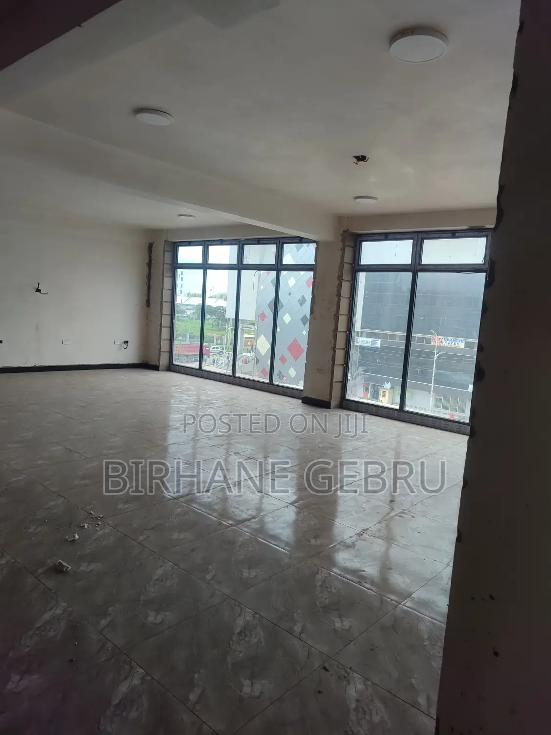 Complex Apartiment Rent for Show Room and Other Business