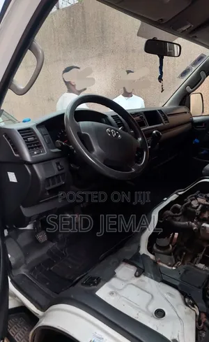 Toyota HiAce 2017 White