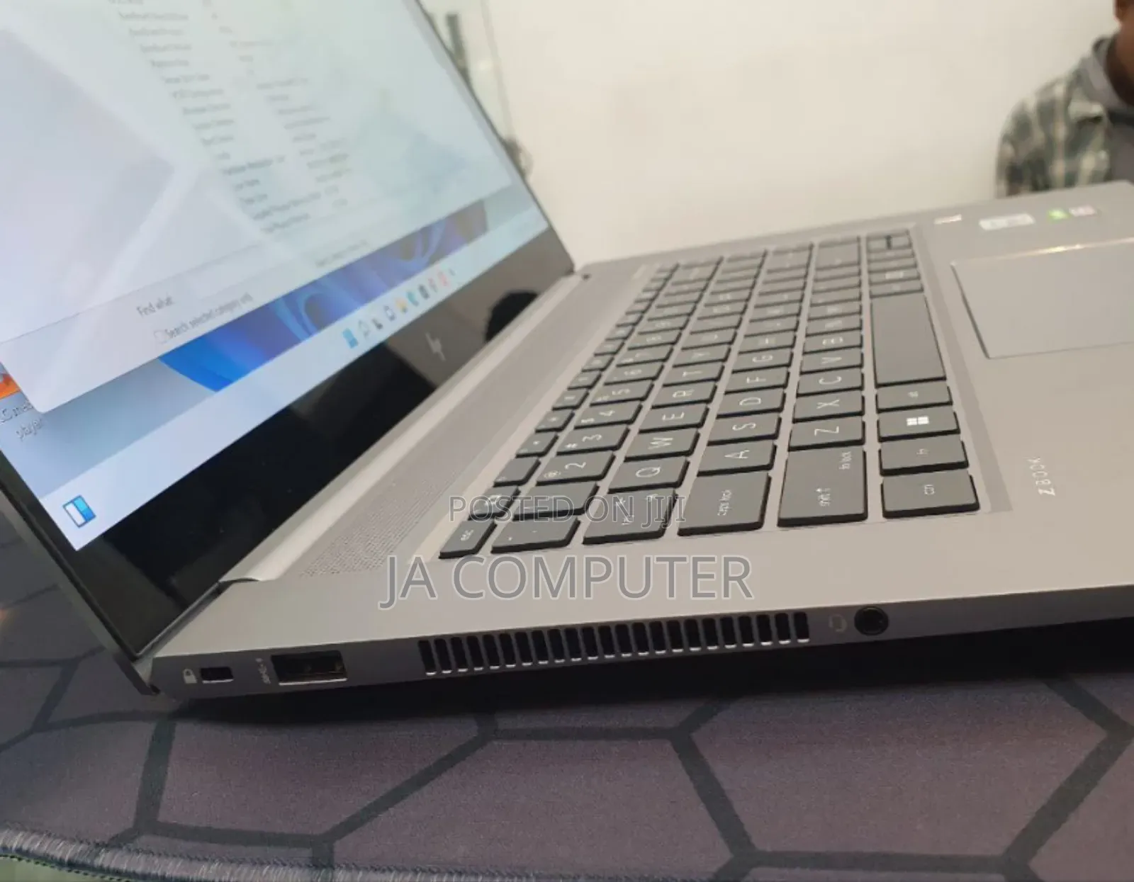 New Laptop HP ZBook Firefly G8 16GB Intel Core I7 SSD 1T