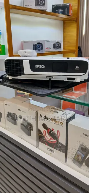 3epson Projector Model: Eb-X51 Has: Bag Remote Model Name: Eb-X51