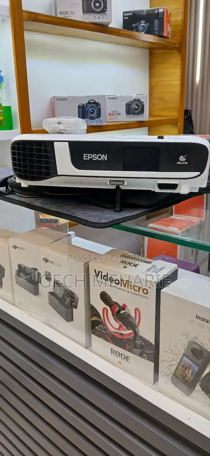 3epson Projector Model: Eb-X51 Has: Bag Remote Model Name: Eb-X51
