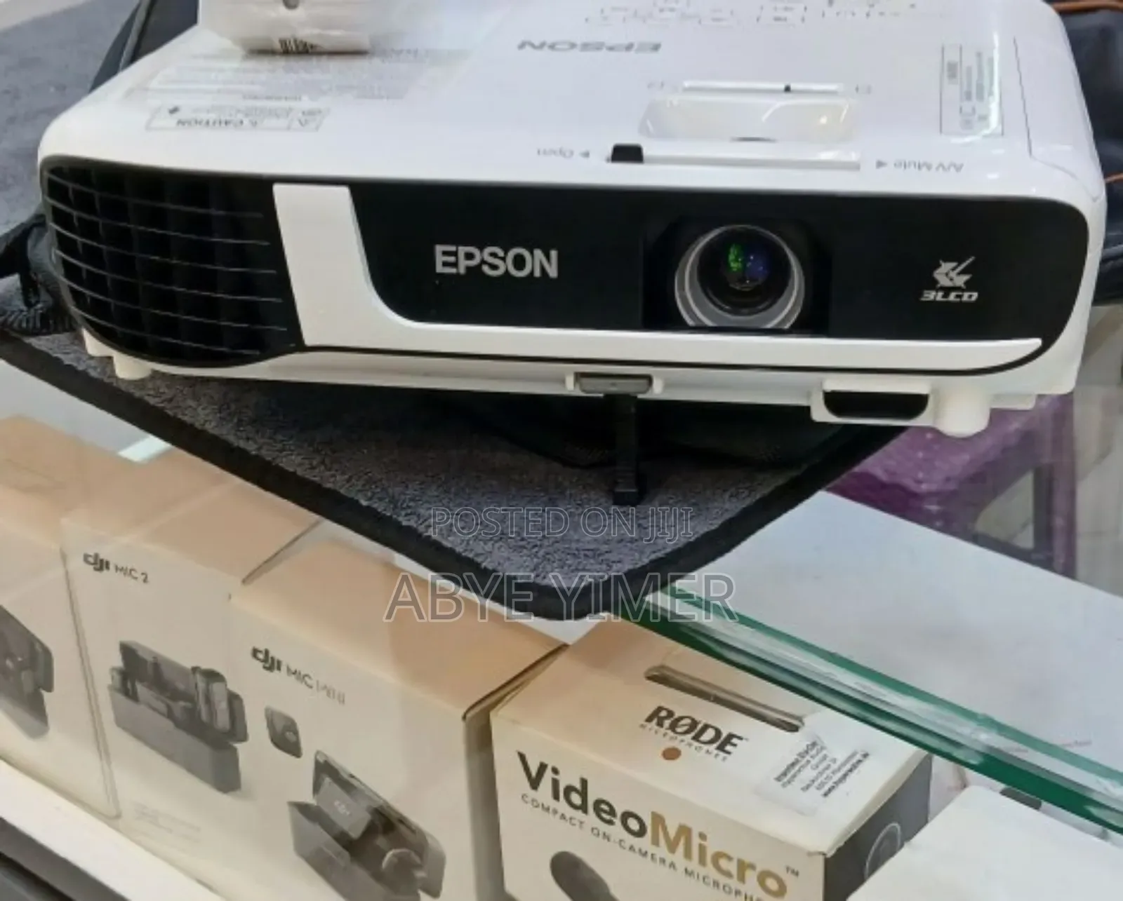 1epson Projector Model: Eb-X51 Has: Bag Remote Model