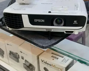 Photo - 1epson Projector Model: Eb-X51 Has: Bag Remote Model
