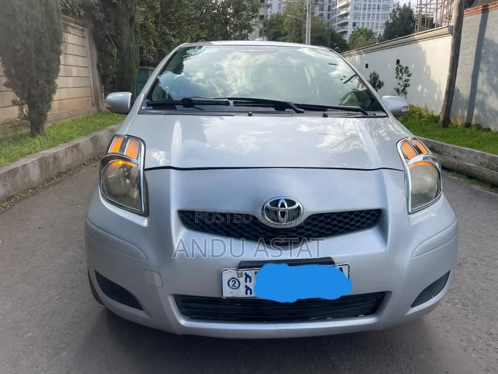 Toyota Yaris Base Hatchback 5dr 2010 Silver