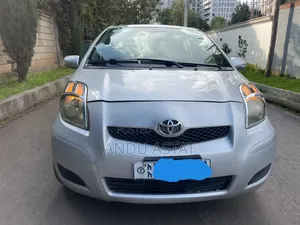 Photo - Toyota Yaris Base Hatchback 5dr 2010 Silver