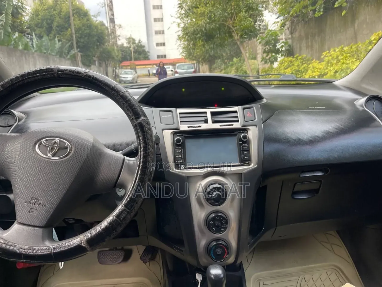 Toyota Yaris Base Hatchback 5dr 2010 Silver