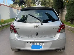 Toyota Yaris Base Hatchback 5dr 2010 Silver