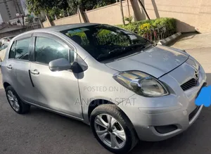 Toyota Yaris Base Hatchback 5dr 2010 Silver