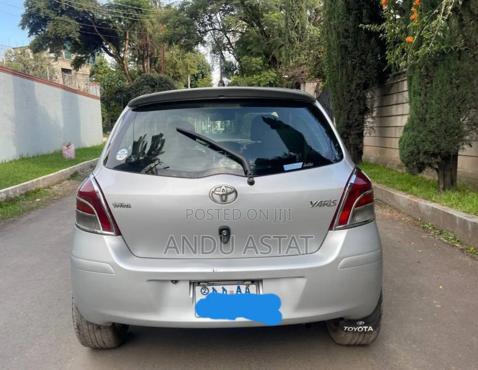 Toyota Yaris Base Hatchback 5dr 2010 Silver