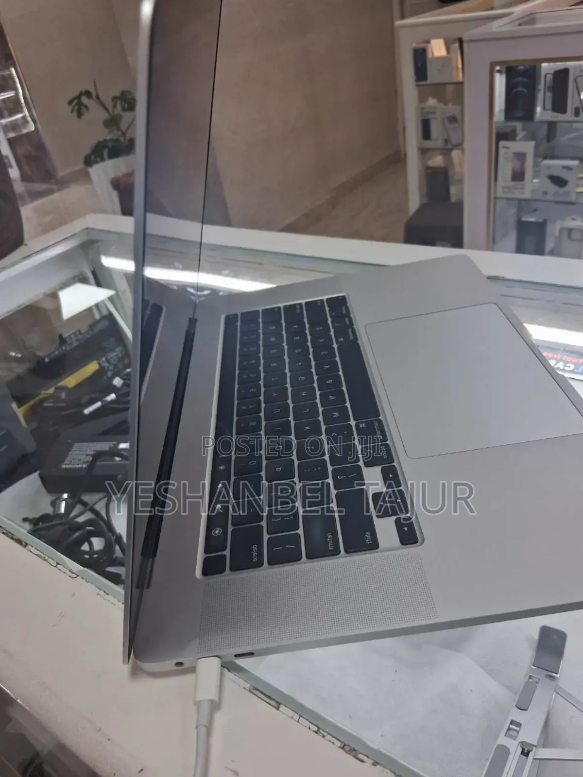 New Laptop Apple MacBook Pro 2019 16GB Intel Core I7 SSD 512GB