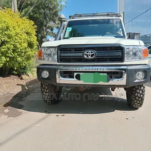 Photo - Toyota Land Cruiser 2015 White