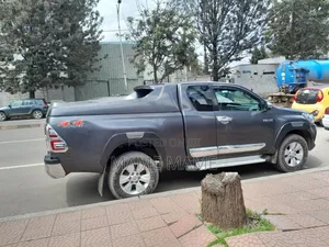 Photo - Toyota Hilux 2018 Blue