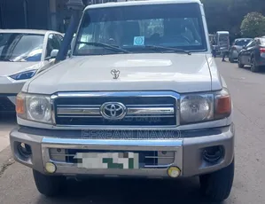 Photo - Toyota Land Cruiser 2015 White