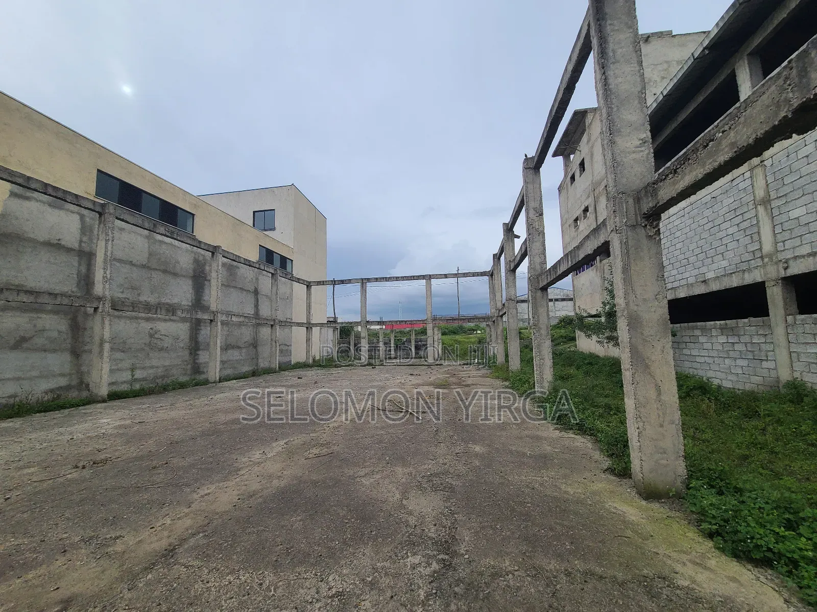 ለሺያጭ የቀረበ መጋዘን