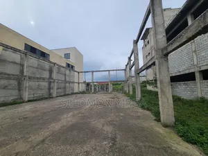 ለሺያጭ የቀረበ መጋዘን