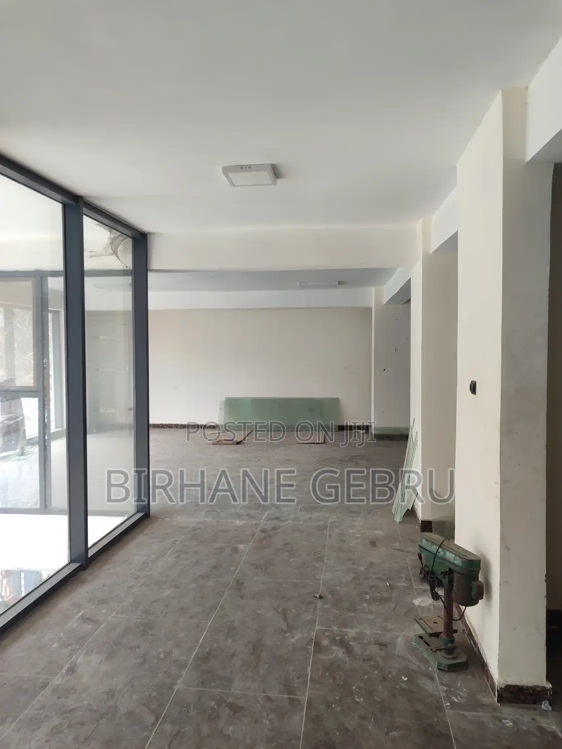 Show Room Rent for Car