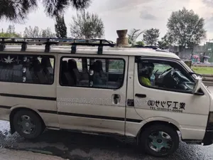 Toyota HiAce 2000 White