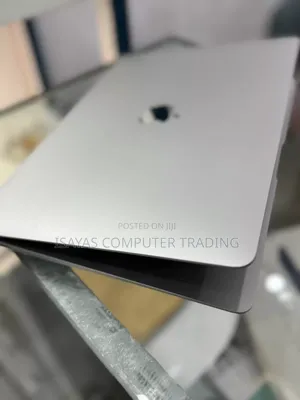 Photo - New Laptop Apple MacBook 2020 8GB SSD 256GB