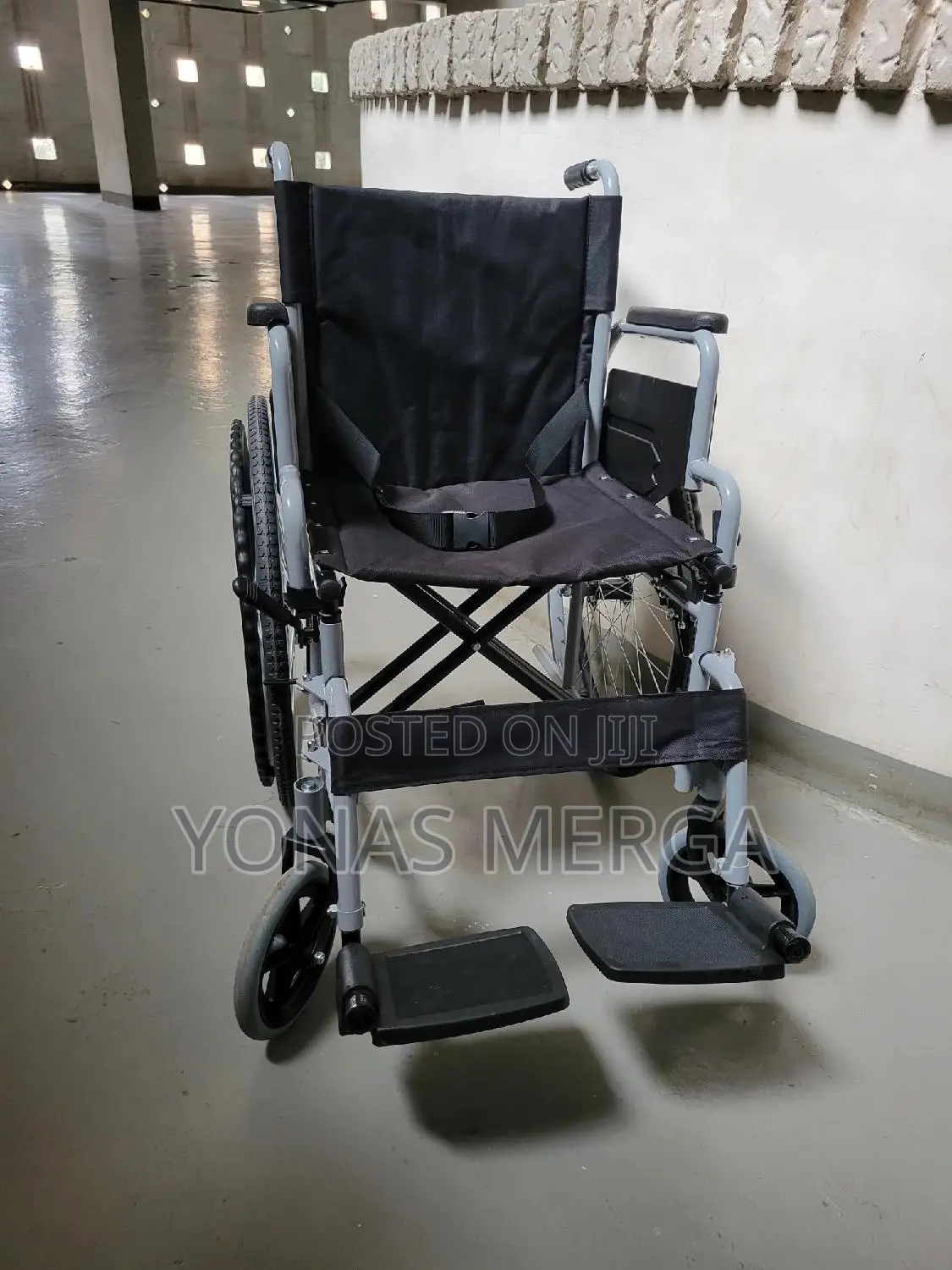 Wilcher囹፮handles Brakes This Wheelchair Can Also Be Pushed by a Helper