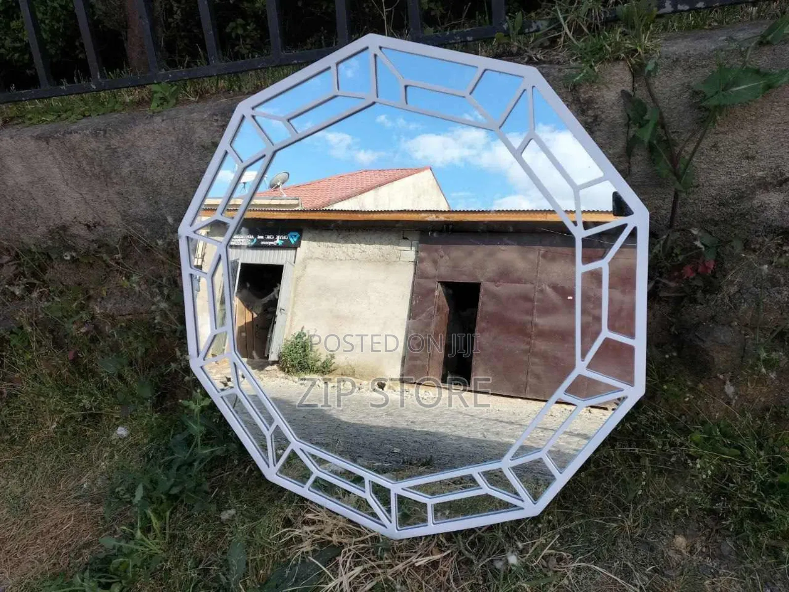 ውብ እና ዘመናዊ መስታወት