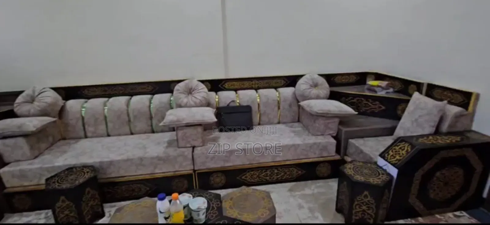 Arabian Majlis
ከ ነፃ 7 ወንበሮች ጋር