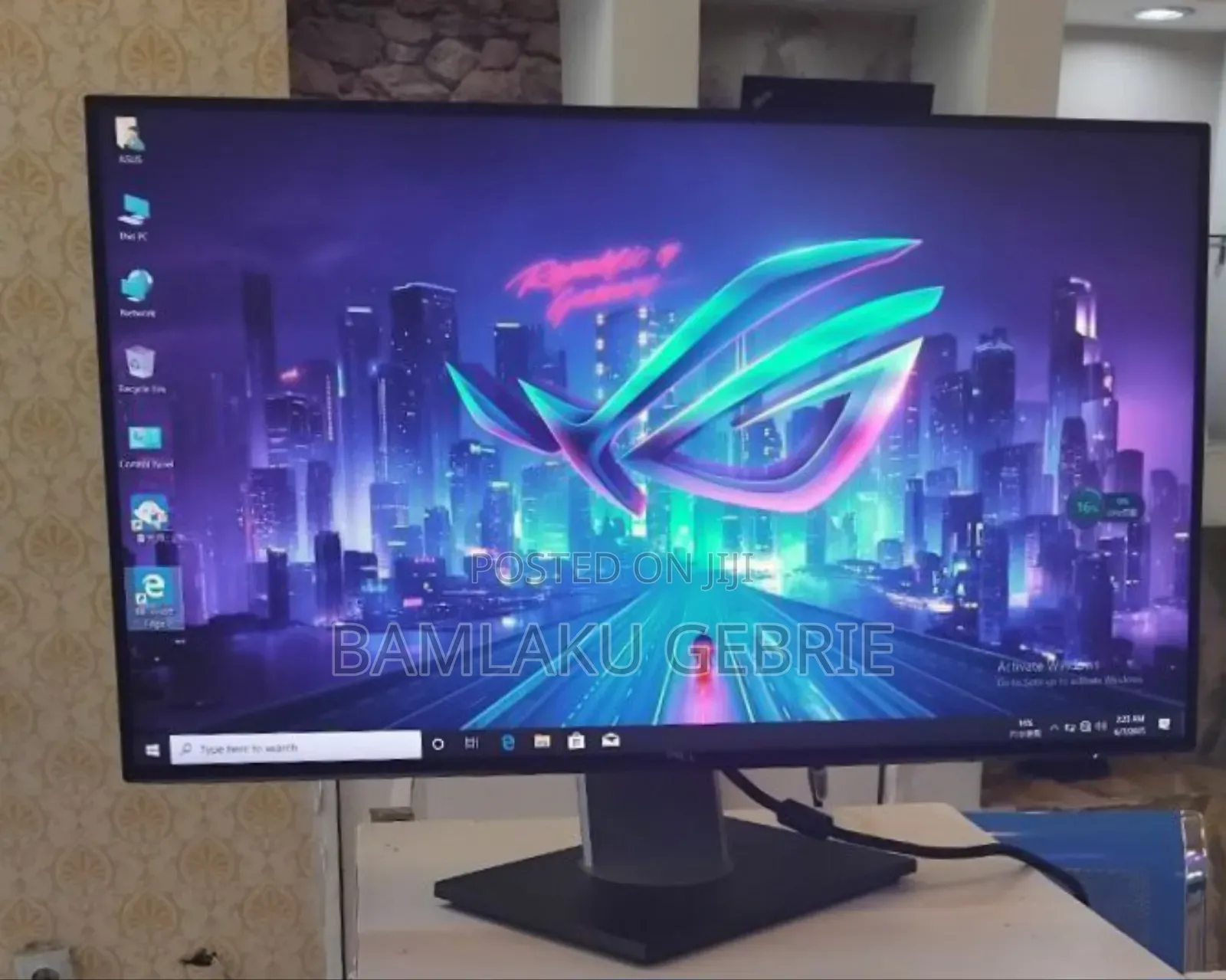 Almost New Dell 27 Inch 
Dell 27" Inch Monitor