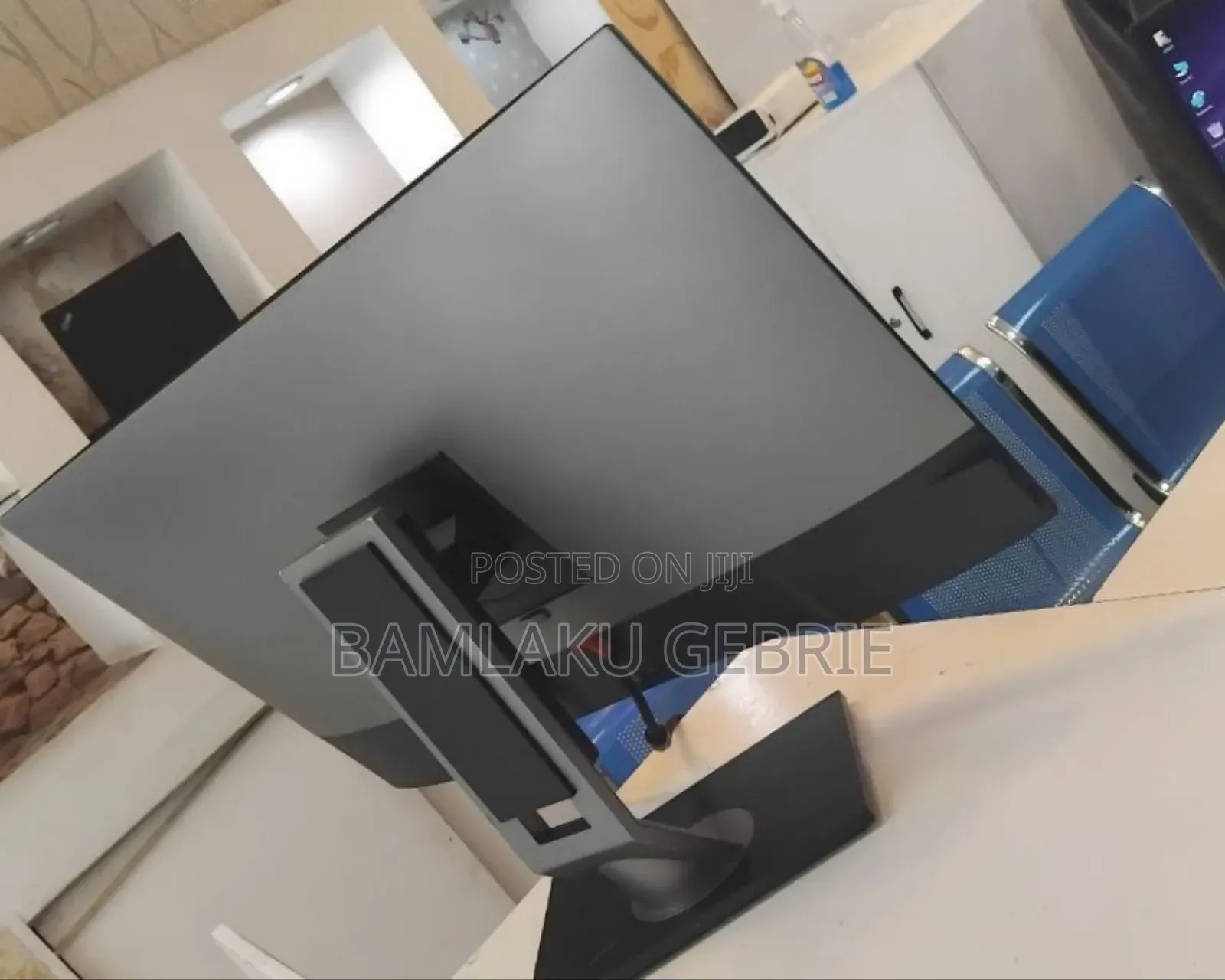 Almost New Dell 27 Inch 
Dell 27" Inch Monitor