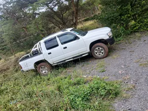 Toyota Hilux 2000 White