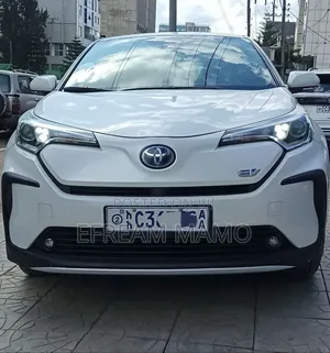 Photo - Toyota C-HR 2022 White