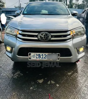 Photo - Toyota Hilux 2017 Silver