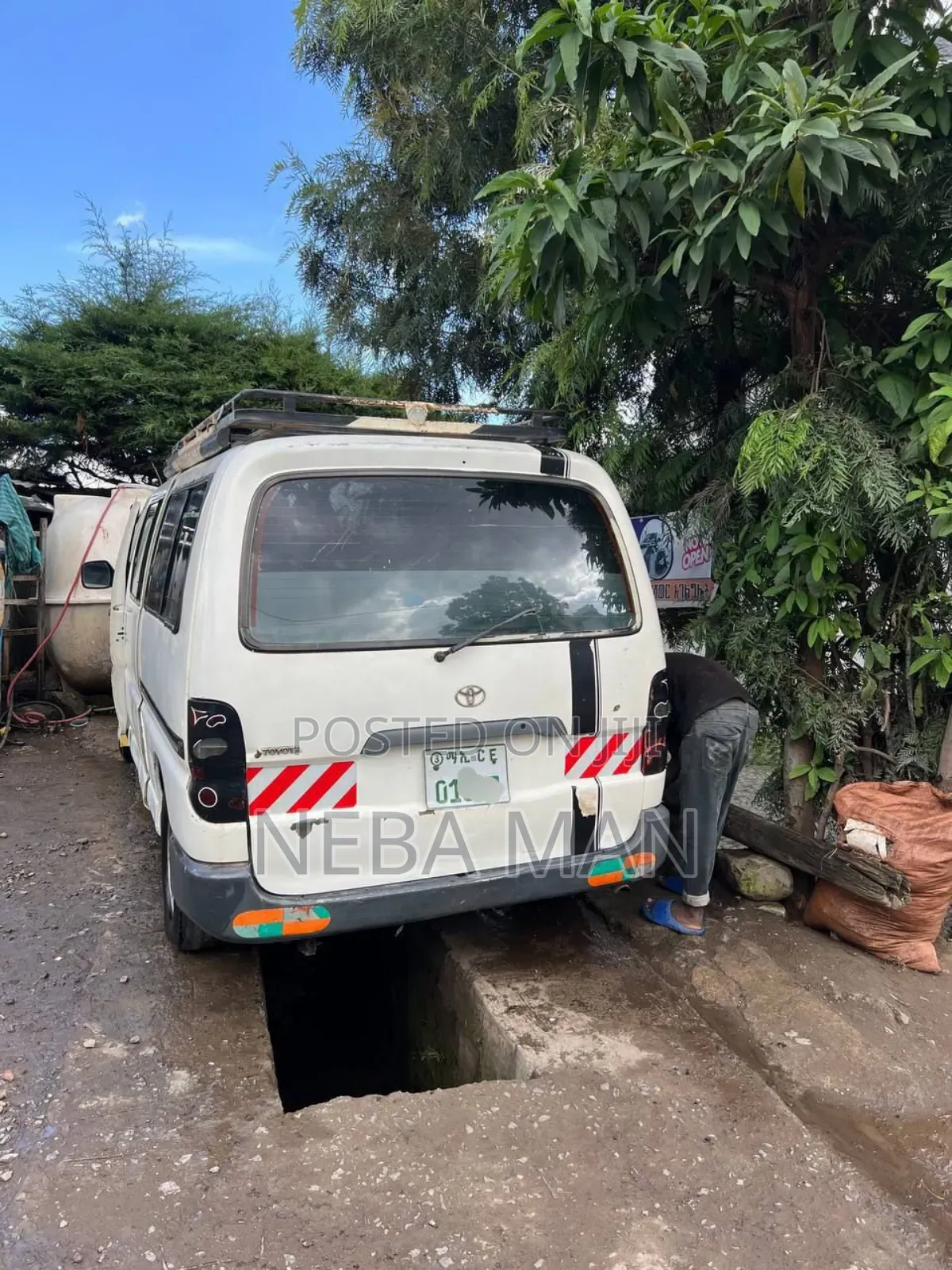 Toyota HiAce 2004 White