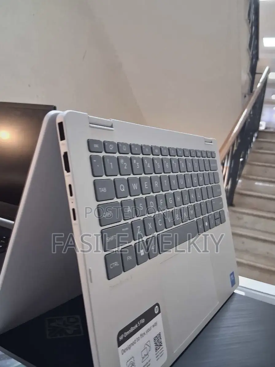 New Laptop HP OmniBook 5 Flip 16GB Intel Core I7 SSD 512GB