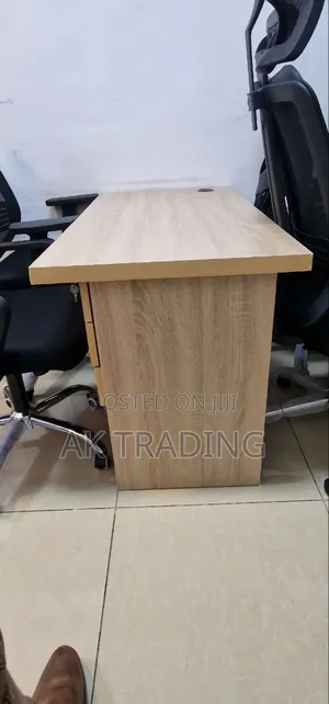 የሀገር ዉስጥ የቢሮ ጠረጴዛ