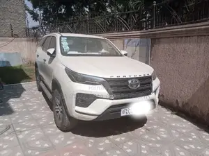 Photo - Toyota Fortuner 2022 Ivory
