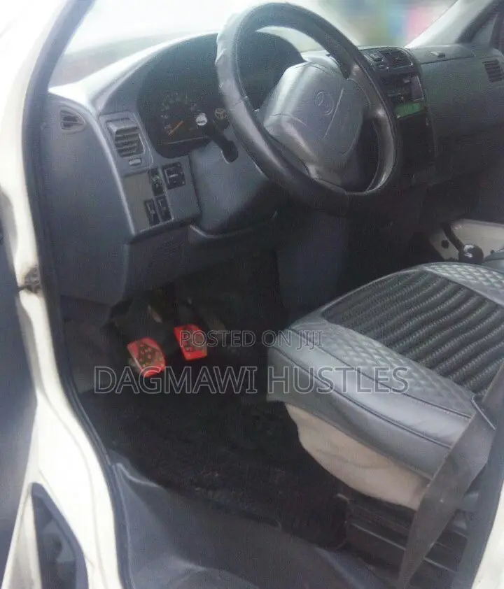 Toyota HiAce 2006 White