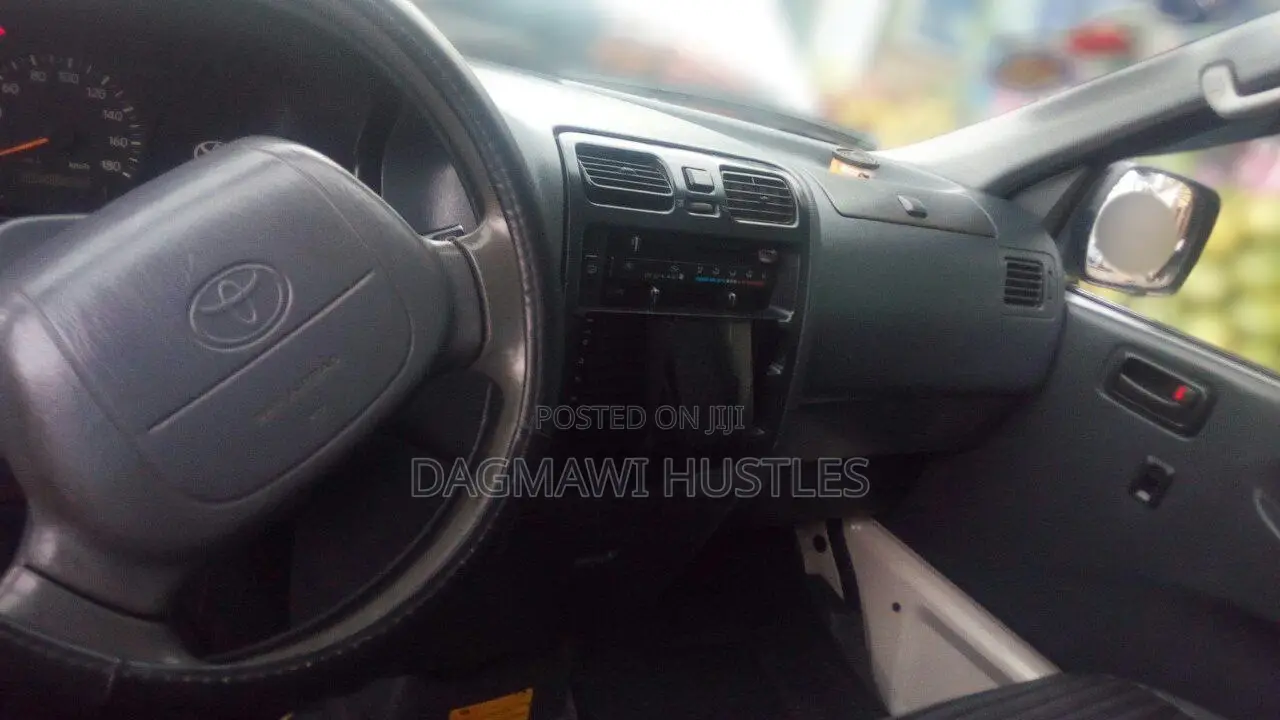 Toyota HiAce 2006 White