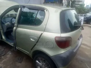 Photo - Toyota Vitz 2001 Gold