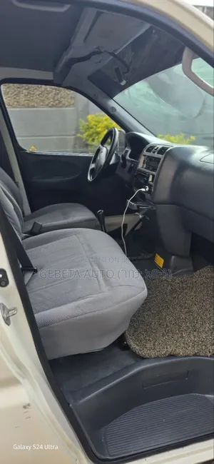 Toyota HiAce 2007 White