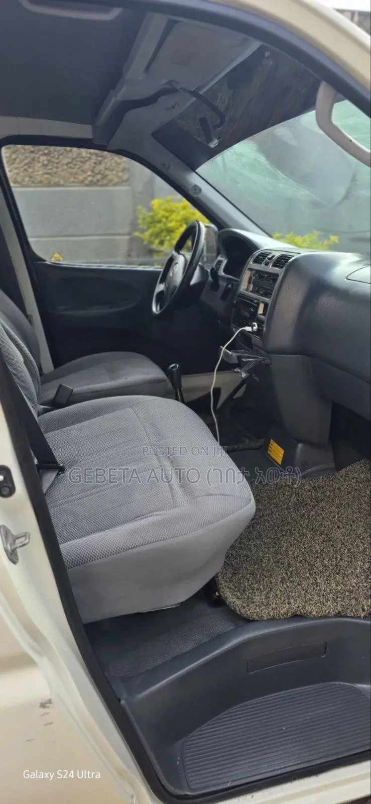 Toyota HiAce 2007 White