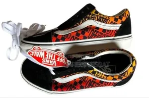 Photo - Vans Old Skool – Limited Edition Orange/Black “Off the Wall"