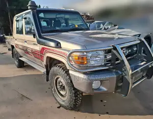 Photo - Toyota Land Cruiser 2017 Gold