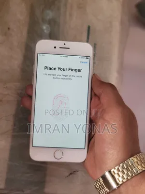 Photo - Apple iPhone 7 32 GB Silver